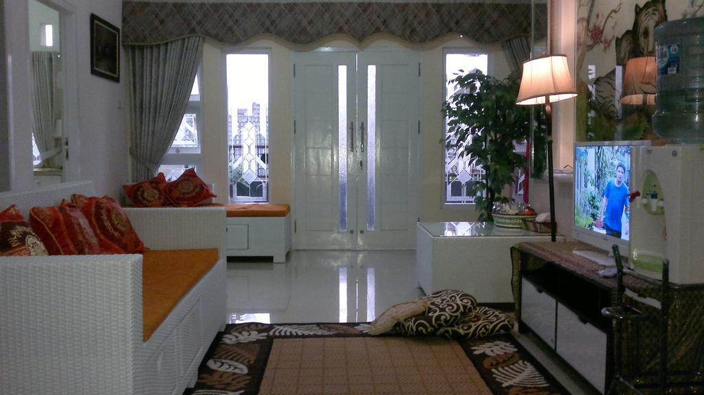 Griya Nelwan Guest House Malang Exterior photo
